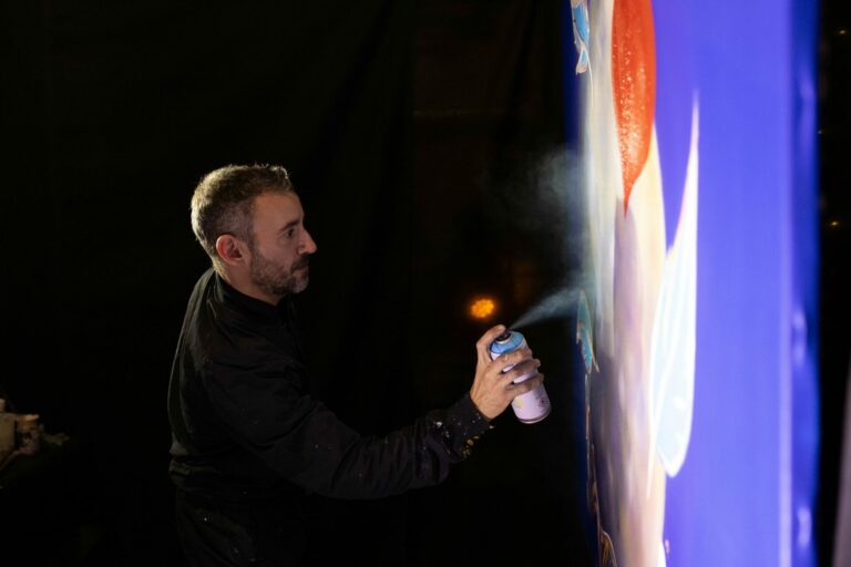 Artiste peignant à la bombe pendant la soirée d'entreprise de GSF Mercure