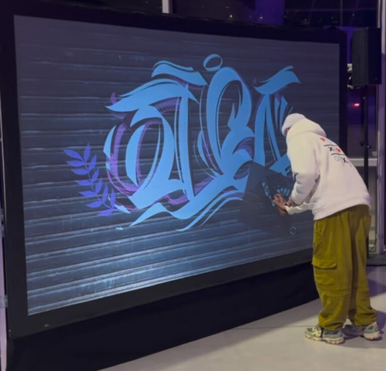 Création au graffiti digital en intérieur, sans peinture, lors d'un événement en soirée