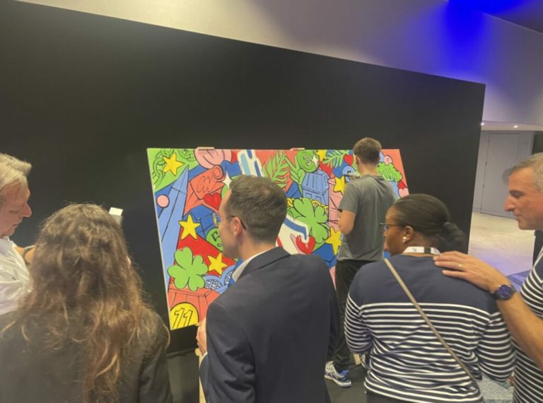 Fresque numérique collective peinte par les invités sur le mur de graffiti digital