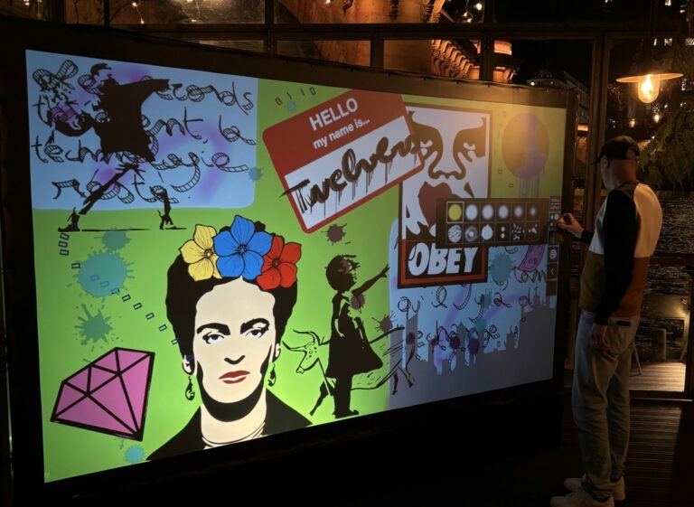 Image collée dans une création sur le mur de graffiti digital, complétée à la bombe connectée