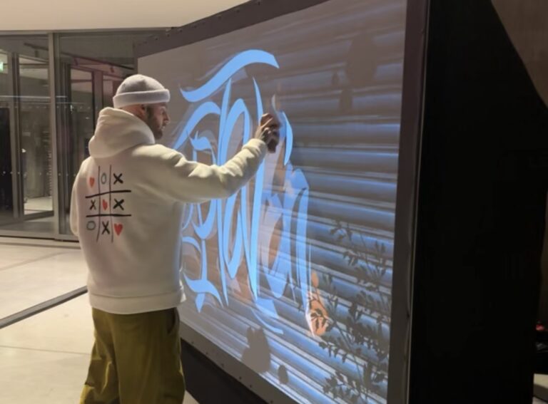 Graffeur professionnel en démonstration sur le mur de graffiti digital