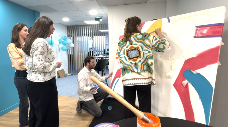 Collaborateurs de MTD participant au live painting dans leurs locaux