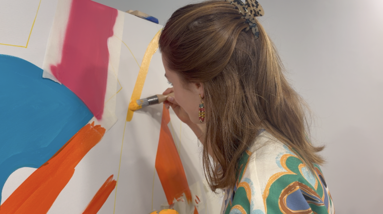 Une collaboratrice de MTD prend le pinceau pendant le live painting participatif