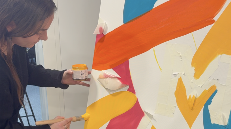 Une collaboratrice de MTD participe au live painting participatif