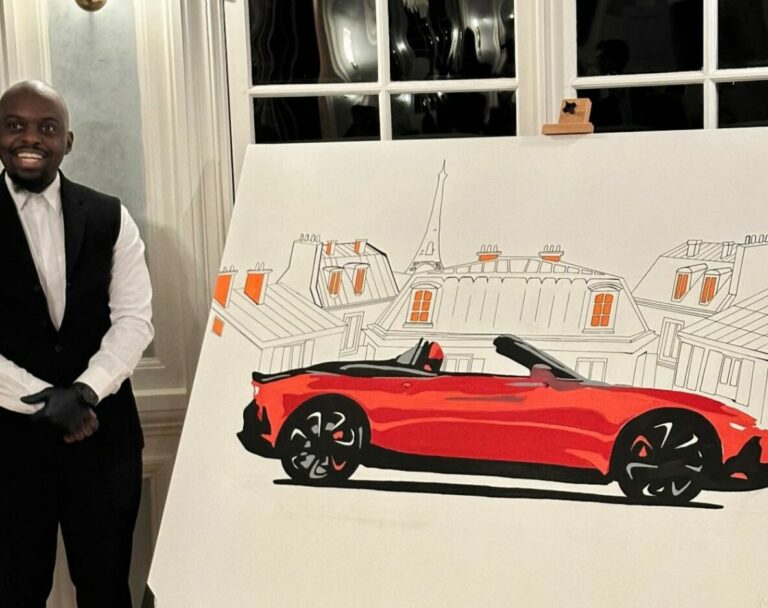 Live painting d'une voiture de sport devant les toits de Paris, événement Alvergnas