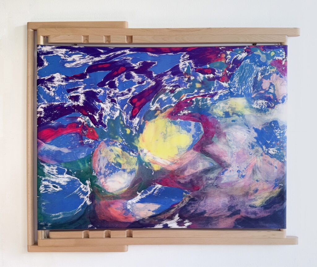 Pan n°11, peinture sur soie de Camille Boileau accrochée au mur, série Les Métamorphoses