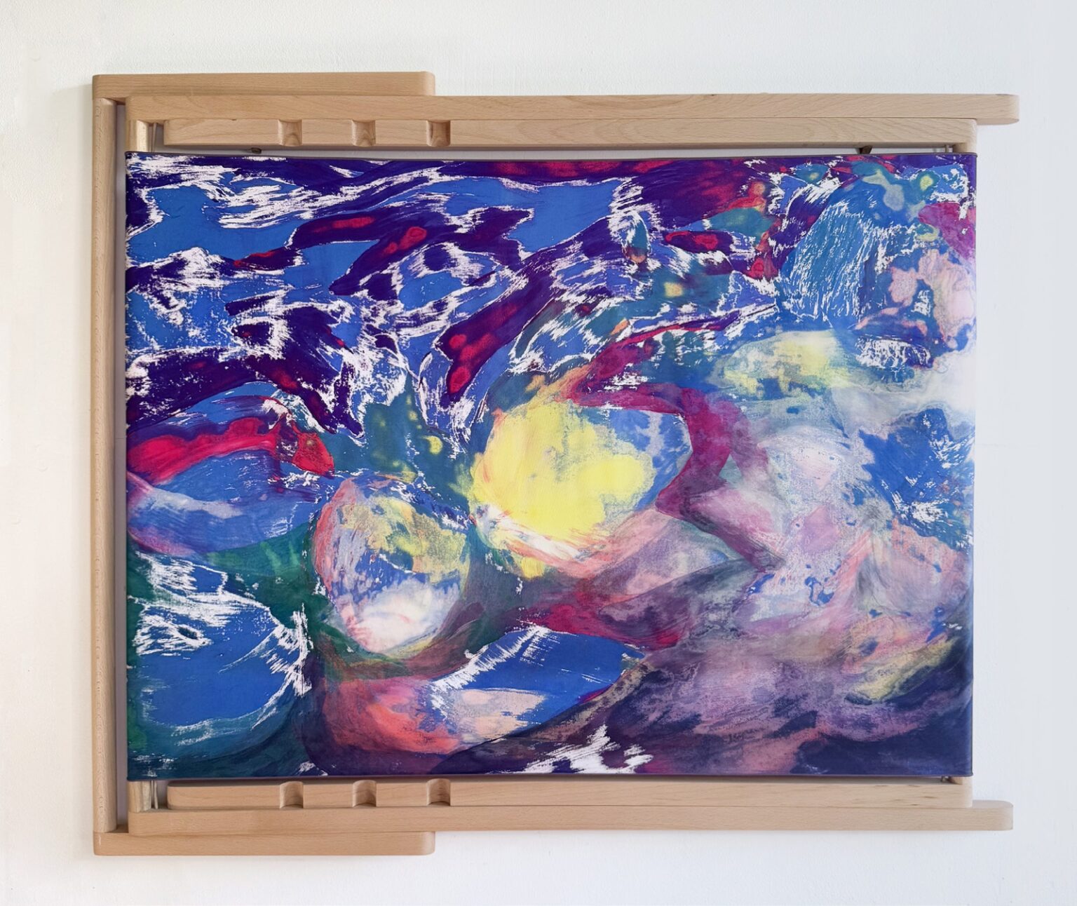 Pan n°11, peinture sur soie de Camille Boileau accrochée au mur, série Les Métamorphoses