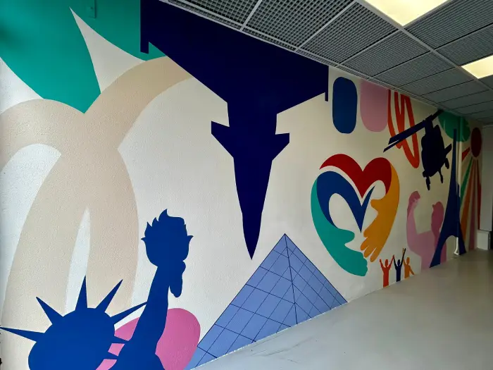 Fresque collaborative terminée chez Saint-Gobain : statue de la Liberté, tour Eiffel, cœur et pyramide