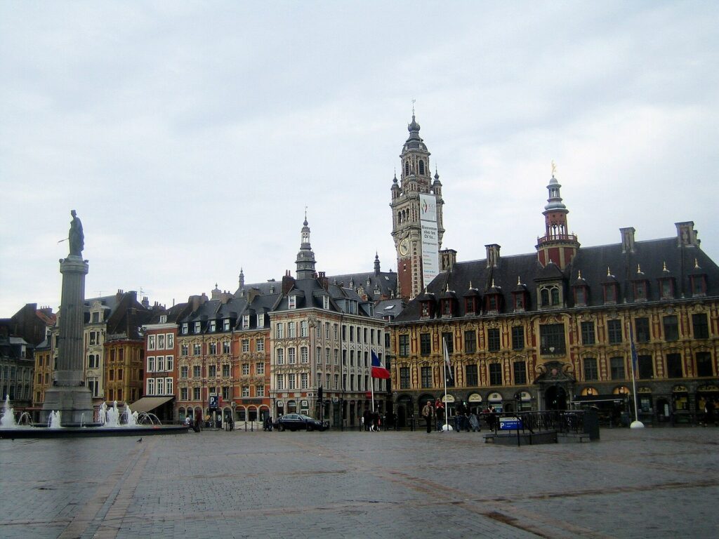 La Grand-Place de Lille avec la colonne de la Déesse, la Vieille Bourse et le beffroi