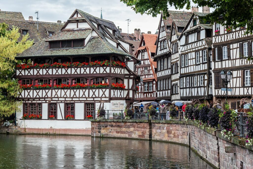 Maisons à colombages au bord de l'Ill dans le quartier de la Petite France, à Strasbourg