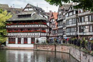 Maisons à colombages au bord de l'Ill dans le quartier de la Petite France, à Strasbourg