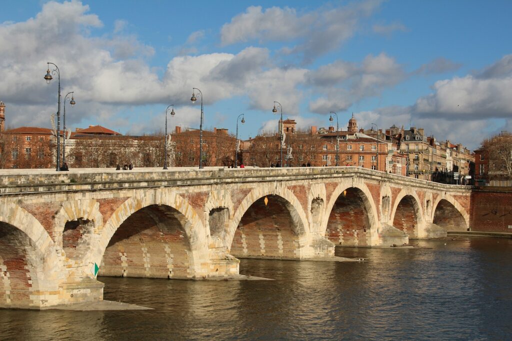 Le Pont-Neuf de Toulouse en briques roses sur la Garonne