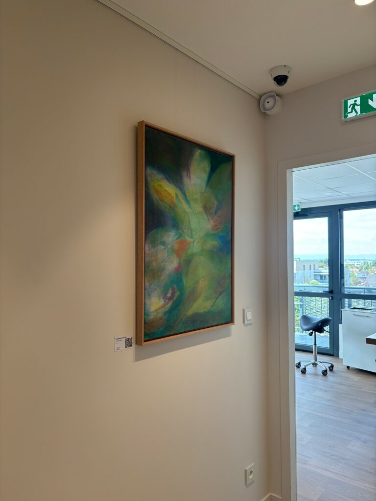 Tableau Papillons des forêts loué par un cabinet dentaire, à côté de la porte d'une salle de soins