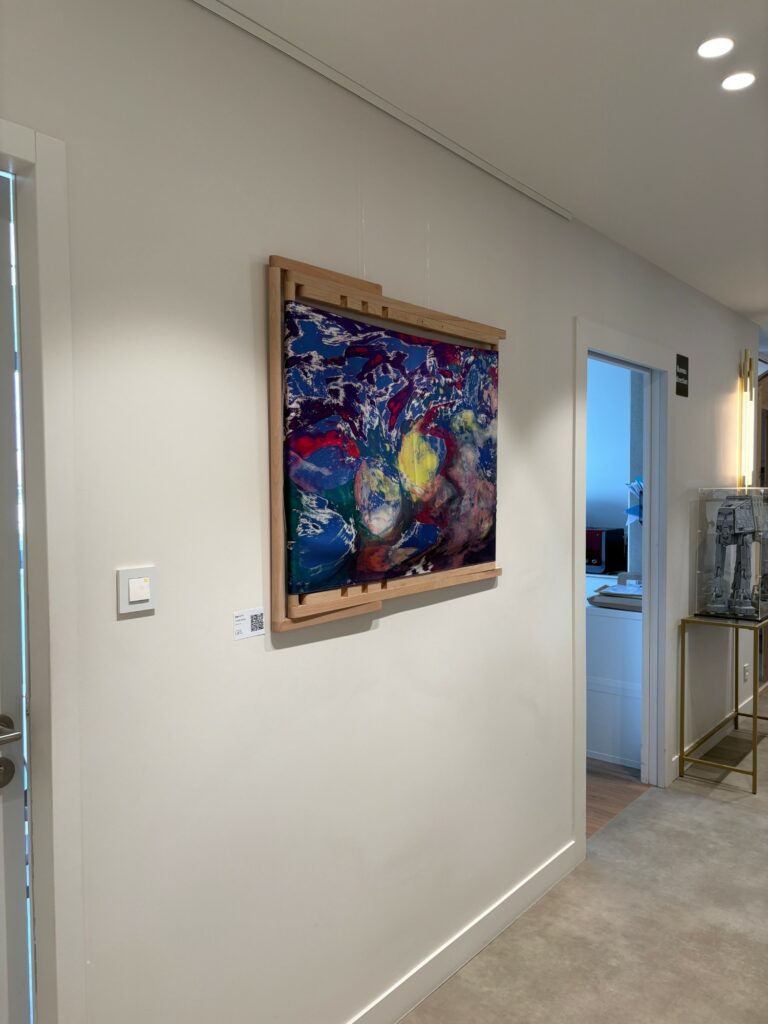 Pan n°11, peinture sur soie de Camille Boileau, exposée près du bureau de direction du cabinet dentaire