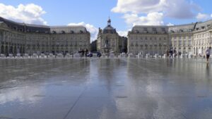 La place de la Bourse à Bordeaux reflétée dans le miroir d'eau