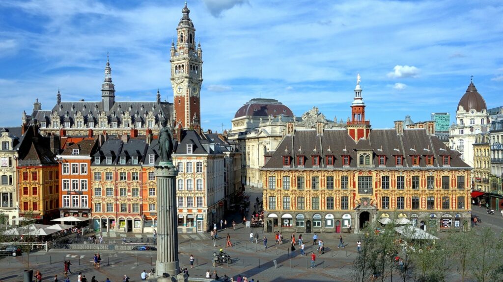 La Grand-Place de Lille avec la Vieille Bourse et le beffroi de la Chambre de commerce