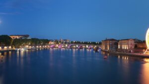 La Garonne à Toulouse à la tombée de la nuit, vue depuis le pont Saint-Pierre