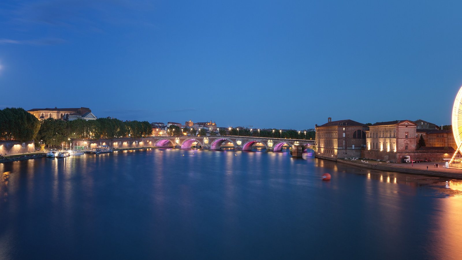 La Garonne à Toulouse à la tombée de la nuit, vue depuis le pont Saint-Pierre